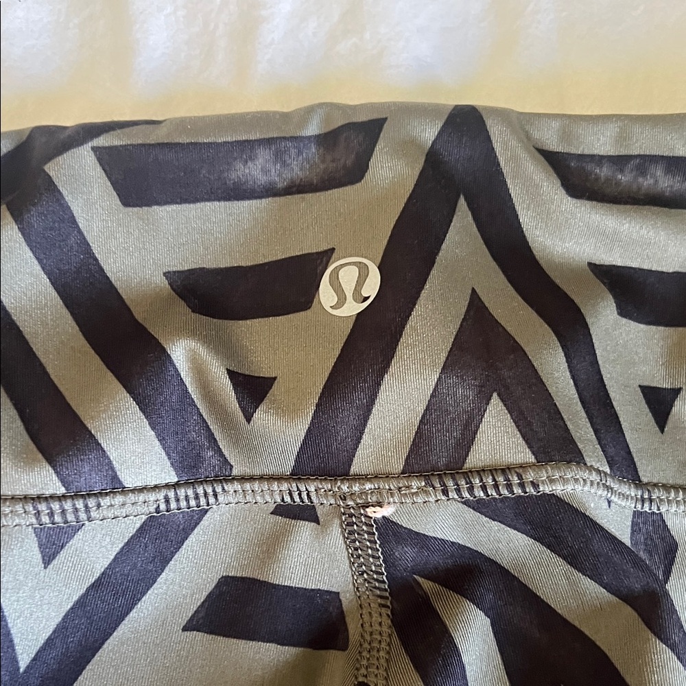 Lululemon geometric leggings size 2 - Picture 5 of 6